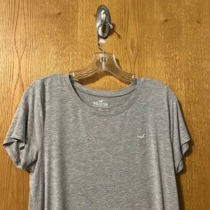 Hollister easy logo icon v neck T-shirt.   SIZE-medium